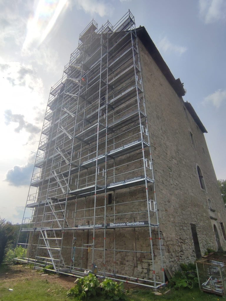 Fassadengerüst an Kirchturm